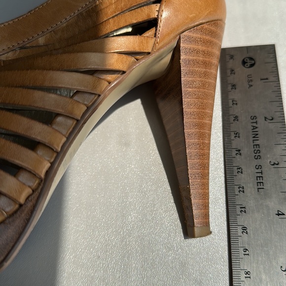 Very comfortable platform sandals. Nice tan leather. - Picture 7 of 9